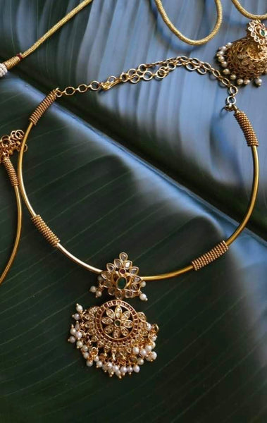 Aarvi goldplated contemporary hasli Necklace set