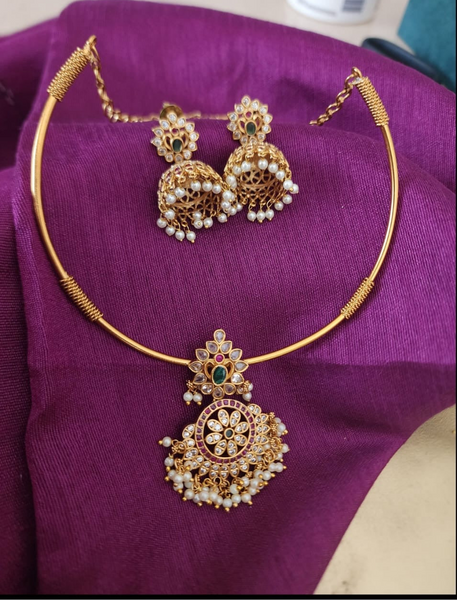 Aarvi goldplated contemporary hasli Necklace set