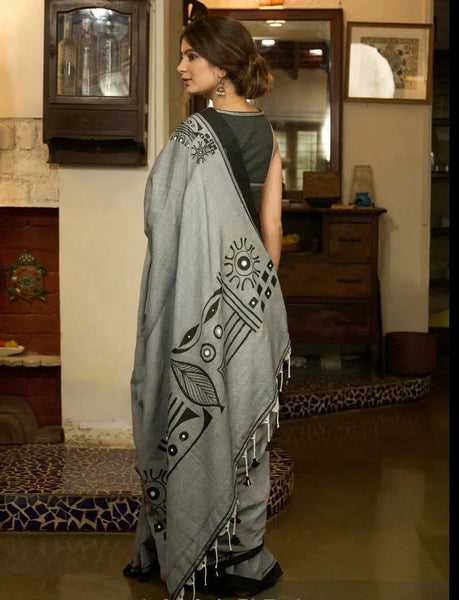 GREY COTTON SAREE WITH HAND PAINTING HIGHLIGHTED WITH CONTRAST PAINTED SIDE POCKET