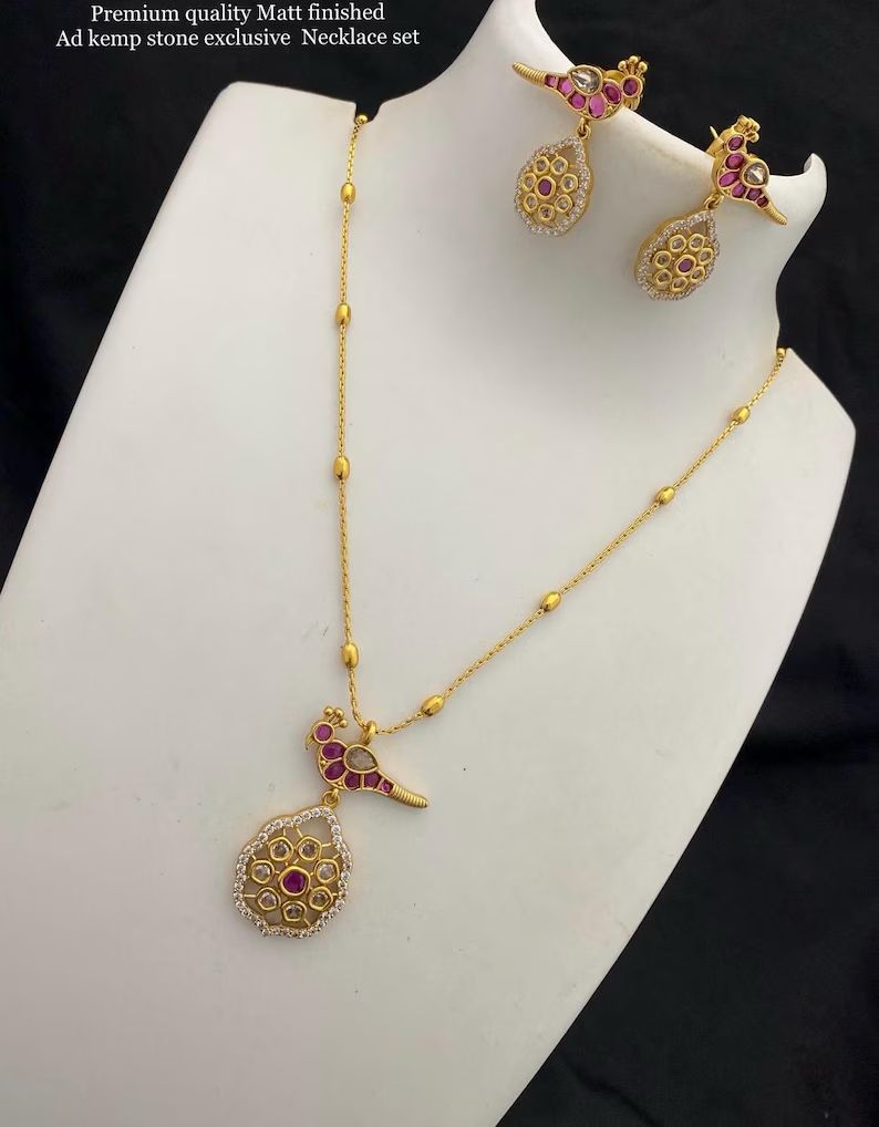 Peacock Kemp necklace set in gold