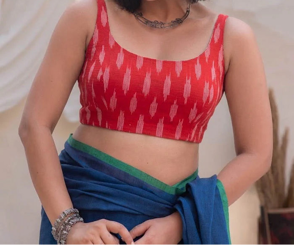 Reversible sleeveless padded U-neck blouse in multicolour & red cotton