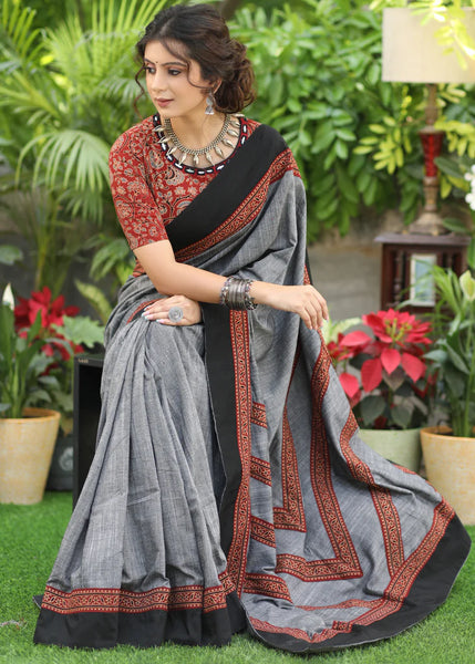 SLATE GREY COTTON SAREE WITH BEAUTIFUL AJRAKH LINES IN THE PALLU HIGHLIGHTED WITH BLACK BORDER