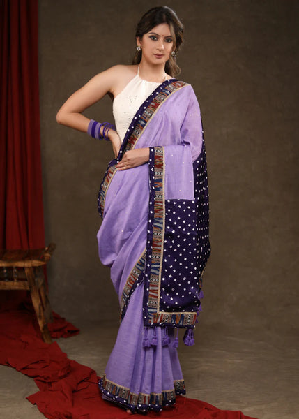 LILAC SEQUENCE COTTON SAREE WITH BANDHANI PALLU HIGHLIGHTED WITH IKAT & BANDHANI COMBINATION BORDER