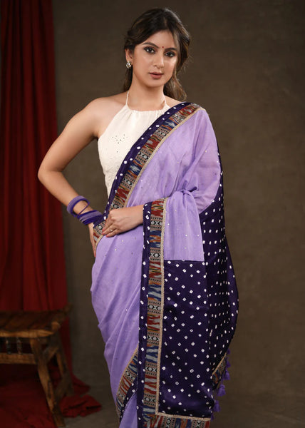 LILAC SEQUENCE COTTON SAREE WITH BANDHANI PALLU HIGHLIGHTED WITH IKAT & BANDHANI COMBINATION BORDER