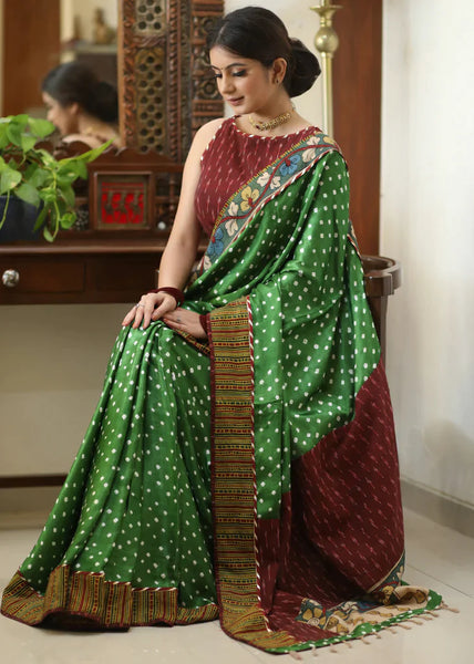 GREEN GAJJI SILK BANDHEJ SAREE WITH KALAMKARI HAND PAINTED PALLU & LINE BORDER