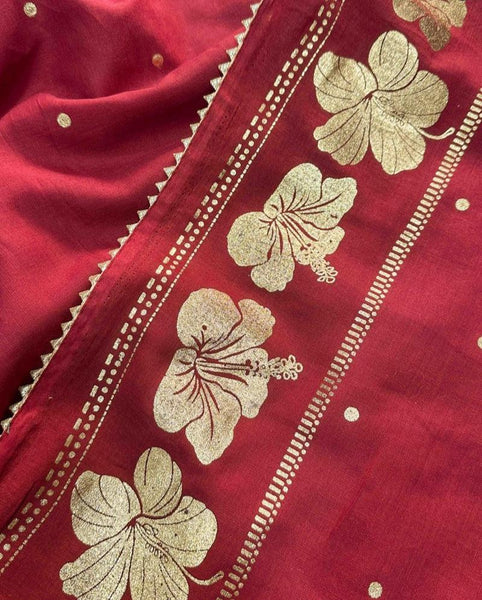 Dark Red Mul Cotton Floral Print Taant Saree With Lace