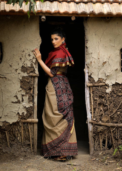 BEIGE HANDLOOM COTTON AND BLOCK PRINTED AJRAKH COMBINATION SAREE WITH TRADITIONAL ZARI BORDER