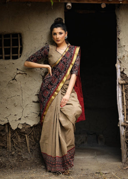 BEIGE HANDLOOM COTTON AND BLOCK PRINTED AJRAKH COMBINATION SAREE WITH TRADITIONAL ZARI BORDER