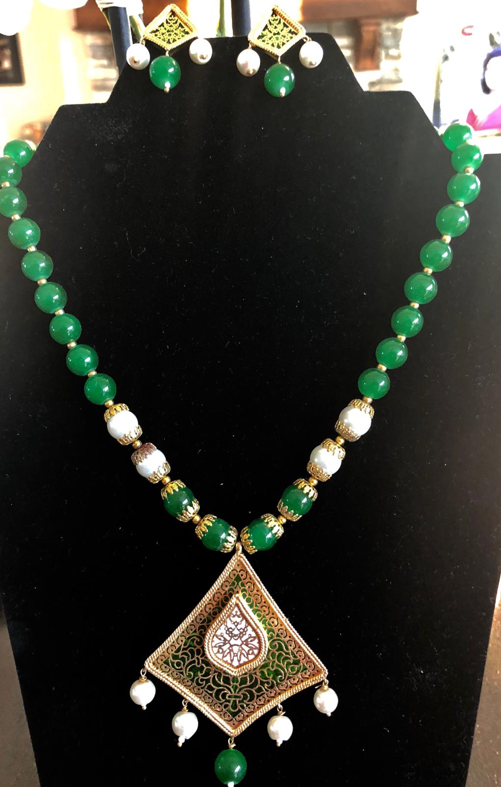 Green And White Thewa Necklace With Earrings