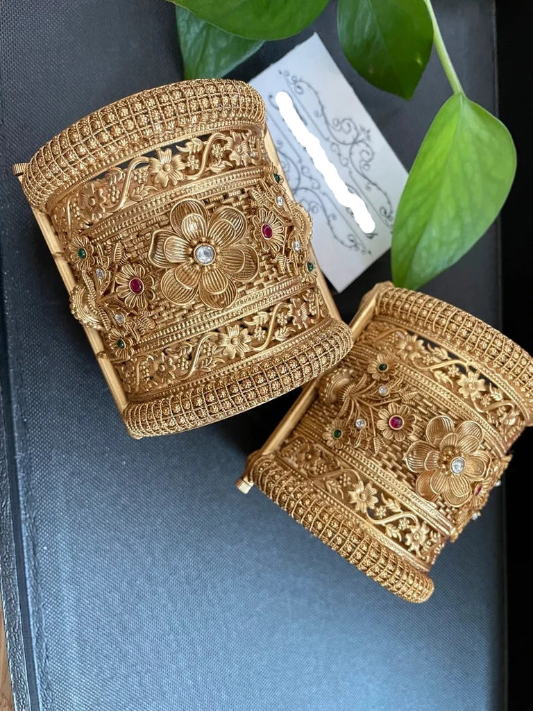 Gold thick 2025 bangles designs